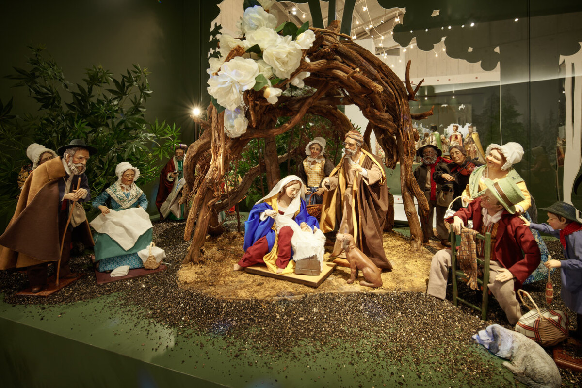 Frauen bauen Krippen