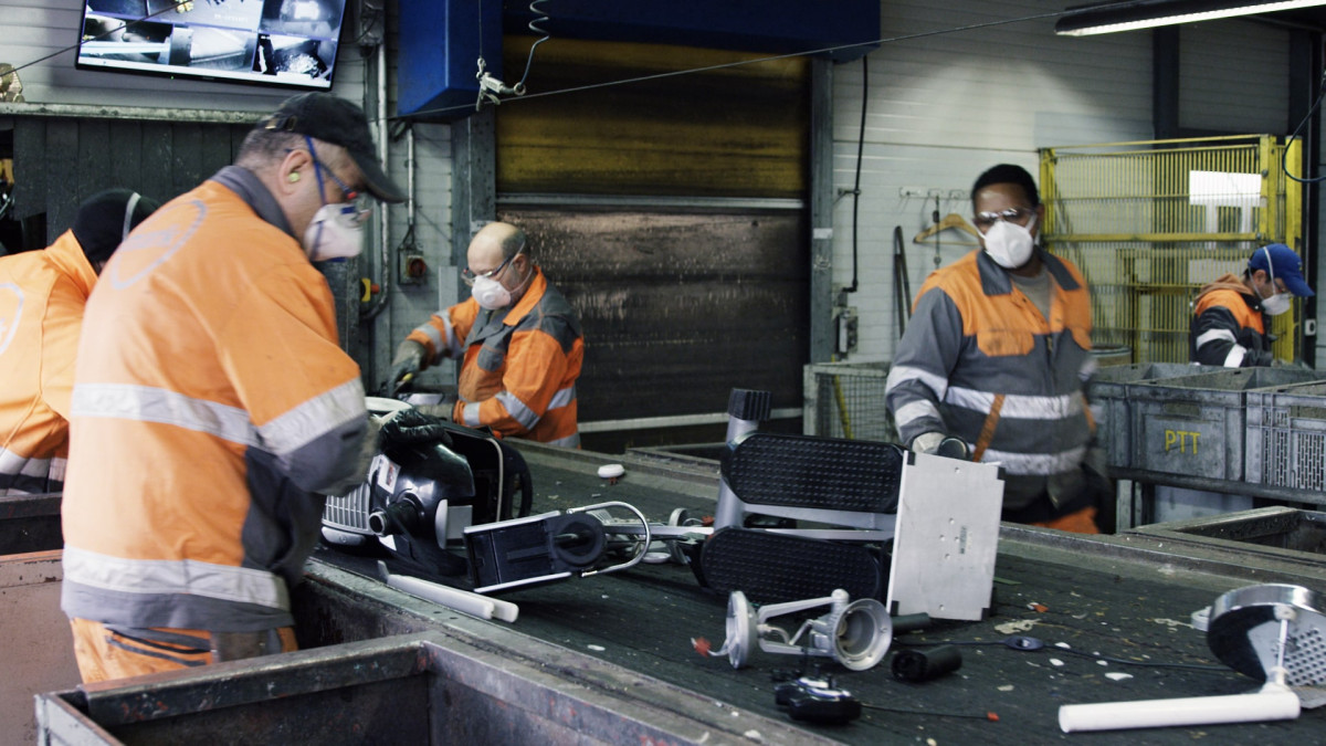 Was passiert, wenn ich ein Elektrogerät zum Recycling gebe?